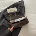 Borsa baguette in pelle verniciata marrone lucida con catena dorata spessa - Marrone