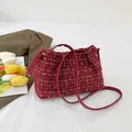 Elegante bolso de hombro en tweed rojo con hilos de seda dorados y correa de cuero - Rojo