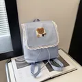 Mochila celeste para mujer con bordes de encaje blanco y decoración de oso de peluche - Azul