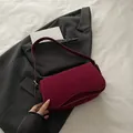 Bolso de hombro minimalista en gamuza burdeos con correa ajustable para mujer - Rojo