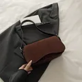 Bolso de hombro minimalista de gamuza marrón chocolate con hebilla plateada - Marrón