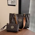 Große Shopper-Tasche mit M-Muster-Druck und passender Tasche aus braunem Leder - Kaffee