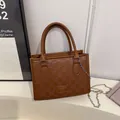 Sac à main marron rétro avec gaufrage en damier et plaque en métal doré chic - Marron