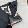 Sac baguette chic à motif serpent gris avec chaîne décorative et bandoulière noire - Noir