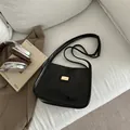 Minimalistische schwarze Baguette-Schultertasche mit elegantem Gold-Metall-Logo - Schwarz