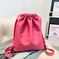 Mochila tipo saco rosa de nailon satinado con correas anchas ajustables y cordón - Rosa rojo