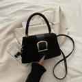 Elegante schwarze Wildlederhandtasche mit goldener Schnalle und abnehmbarem Schultergurt - Schwarz