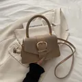 Schicke beige Umhängetasche mit Wildleder-Patchwork und goldener Schnalle auf Blazer - Khaki