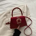 Burgunderrote Patchwork-Tasche mit Wildlederklappe und goldener quadratischer Schnalle - Rot