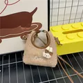 Khaki Lammwoll-Schultertasche mit Plüschhasen-Design und rundem Griff für den Herbst Winter - Braun