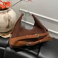Schultertasche aus braunem Wildleder mit Lederriemen und silbernen Metallschnallen - Braun