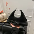 Schwarze Wildleder-Halbmondtasche mit silbernen Gürtelschnallen und Metallringen - Schwarz