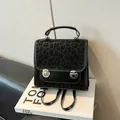 Mini sac à dos noir motif léopard en similicuir avec deux boucles métalliques argentées - Noir