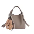 Sac seau en cuir grainé marron avec porte-clés chien en peluche et bandoulière amovible - Gris (Avec Pendentif)
