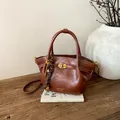 Bolso bandolera de cuero marrón vintage con diseño plisado y hebilla dorada en madera - Marrón