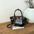 Bolso bandolera plisado negro elegante con hebilla dorada vintage y adorno elegante - Negro