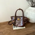 Bolso plisado marrón oscuro de cuero encerado con hebilla dorada vintage y correa de hombro - Marrón