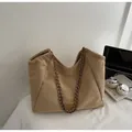 Grand sac cabas marron en daim avec bandoulière chaîne pour un usage quotidien chic - Kaki