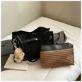 Schwarze matte Shopper-Tasche mit gestreiftem Etui und Plüschhund-Anhänger - Schwarz Mit Anhänger