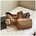 Braune Tragetasche aus Wildlederimitat mit gestreifter Tasche und Bärenanhänger - Haupttasche und Gestreifte Tasche / Khaki Mit Anhänger