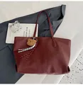Bolso tote retro grande en color burdeos de cuero brillante con colgante de osito - Rojo
