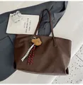 Borsa tote retrò marrone scuro capiente con ciondolo a orsetto e tracolla intrecciata - Marrone