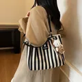 Bolso tote de lona a rayas blancas y negras con correas de cuero y colgante de oso - Estilo Con Colgante de Oso de Peluche / Negro