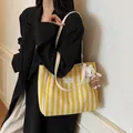 Bolso tote de lona a rayas amarillas y blancas con asas de cuero y adorno de oso - Estilo Con Colgante de Oso de Peluche / Amarillo