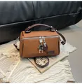 Sac bandoulière cylindrique en cuir marron avec breloque robot et double zip - Marron
