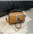 Sac bandoulière marron texture litchi avec pendentif robot et double zip argenté - Kaki