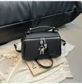 Sac bandoulière boîte noir avec breloque robot et détails argentés sur tissu blanc - Noir