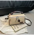 Sac boîte beige chic avec poignées marron et pendentif robot argenté élégant - Beige