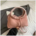 Borsa a tracolla in ecopelle scamosciata rosa con finiture in lana e fiocco dolce - Rosa