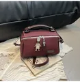 Borsa invernale a scatola in pelle opaca bordeaux con dettaglio ciondolo a robot - Borgogna