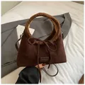 Borsa a mano in finto camoscio marrone scuro con bordo in peluche e fiocco decorativo - Marrone