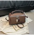 Borsa Boston marrone caramello in pelle liscia con ciondolo robotico in metallo - Marrone