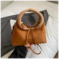Borsa in finta pelle scamosciata marrone con bordo in pile crema e fiocco in pelle - Marrone