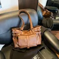Bolso tote vintage marrón de piel sintética con remaches y hebillas metálicas industriales - Marrón