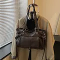 Bolso tote vintage marrón oscuro con remaches de cuero PU con hebilla y bandolera - café