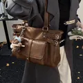 Bolso tote retro marrón oscuro con hebillas metálicas y colgante de oso - Marrón con Colgante