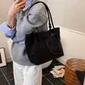 Bolso tote grande negro mate con costuras en contraste y monedero a juego - ébano