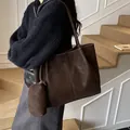 Bolso tote mate marrón oscuro con estuche a juego y costuras blancas en contraste - café