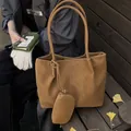 Bolso tote marrón mate con costuras verticales y mini monedero con cremallera extra - Marrón