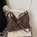 Grand sac fourre-tout marron foncé en daim avec bretelles réglables et boucles dorées - Marron