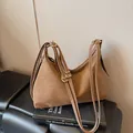 Sac hobo en daim marron caramel avec plusieurs bandoulières et boucles en métal doré - Marron
