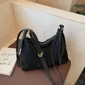 Sac fourre-tout noir en daim avec surpiqûres blanches et boucles dorées réglables - Noir