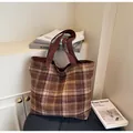 Bruine geruite oversized tote bag van dikke tweed stof voor de herfst-winter mode - koffiekleur