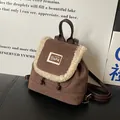 Mini mochila de gamuza marrón con borde de felpa suave y parche de oso infantil - Marrón