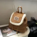 Mini mochila marrón con ribete de felpa blanca y etiqueta de cuero BEAR frontal - Marrón