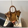 Bolso cesta de ante marrón con asas redondas y un colgante decorativo de cuentas de madera - Marrón